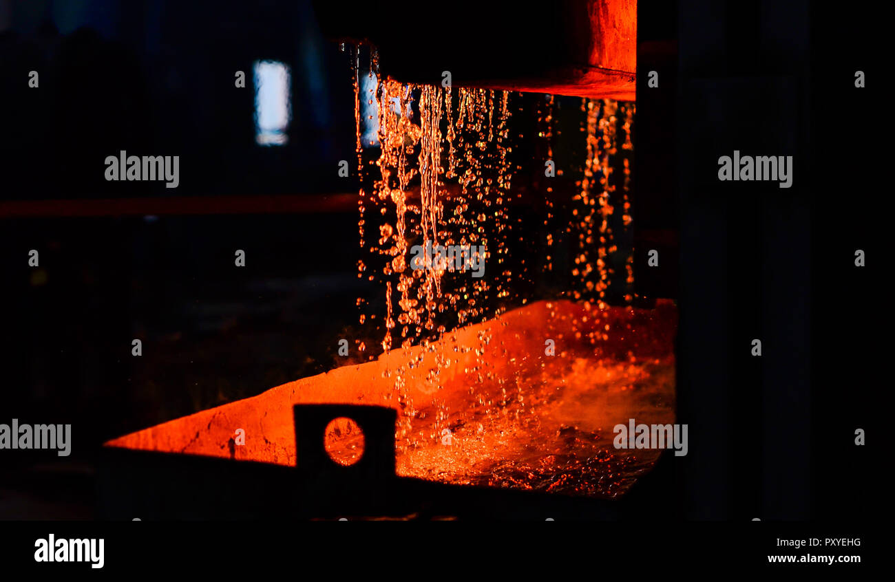 Metallo in colata. Metallurgia. Impianto per la produzione di acciaio e workshop per la produzione di acciaio. Pesante Impianto di fucinatura.Forno. La tenda d'acqua. Fornace di fuoco. Per abstract backgrou Foto Stock