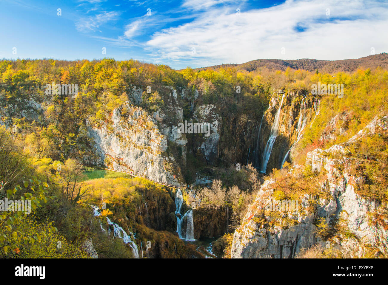 Croazia, Plitvice, grande cascata nel famoso parco nazionale in autunno Foto Stock
