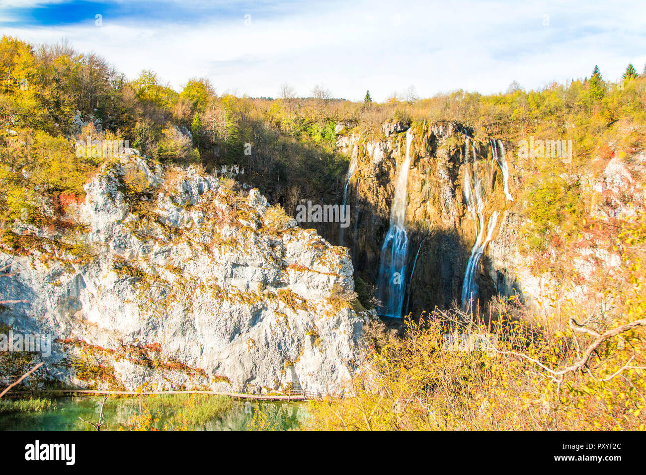 Croazia, Plitvice, grande cascata nel famoso parco nazionale in autunno Foto Stock