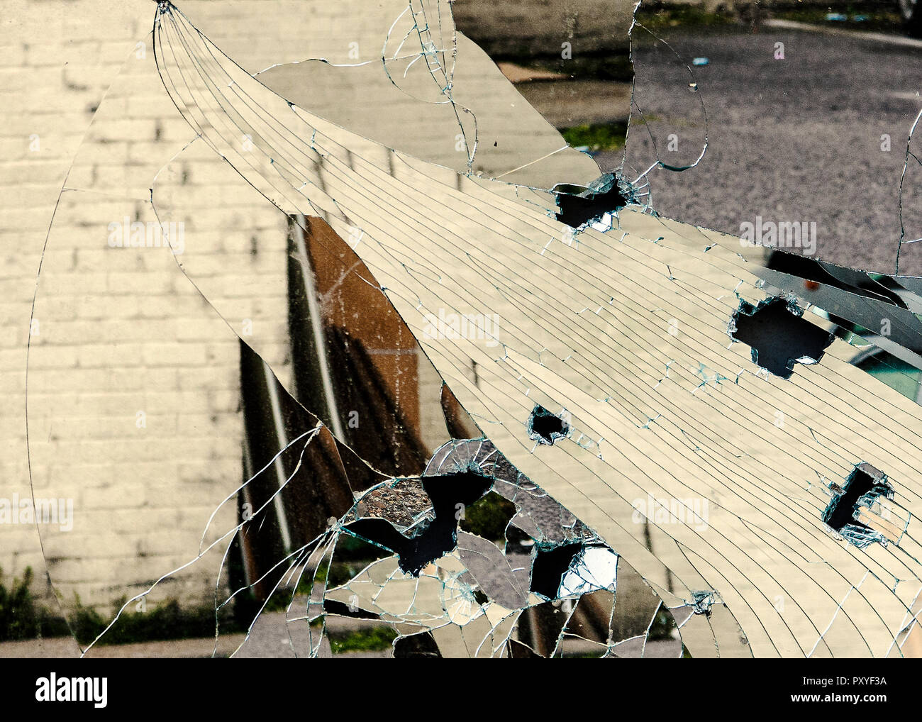 riflessi fratturati nello specchio rotto Foto Stock