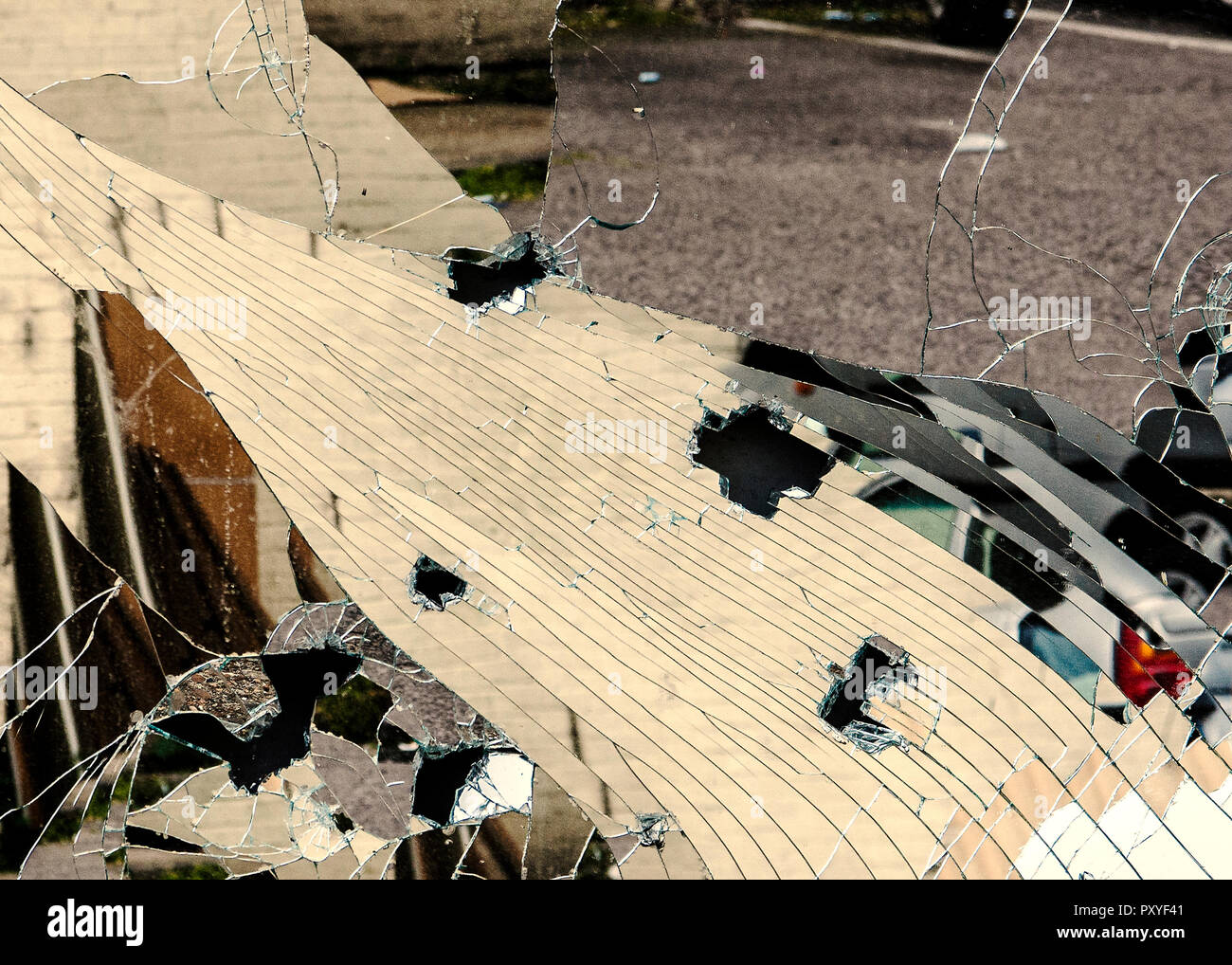 riflessi fratturati nello specchio rotto Foto Stock