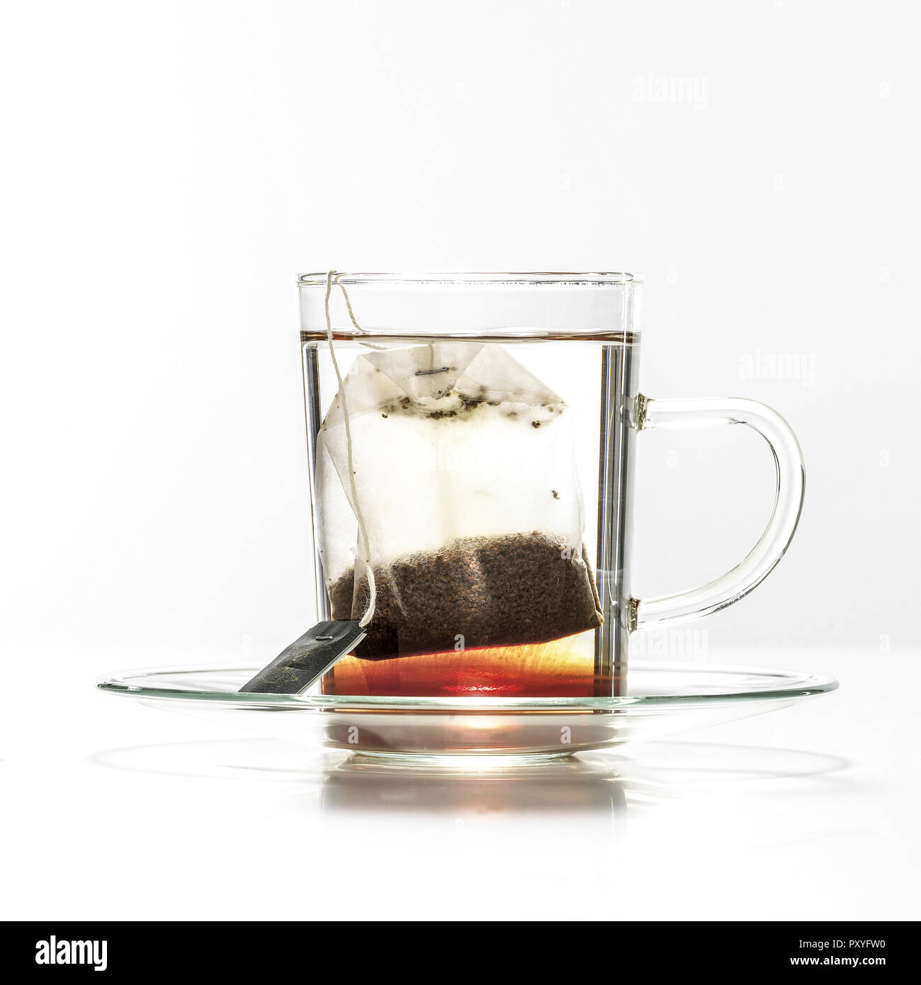 Glastasse mit Teebeutel Foto Stock
