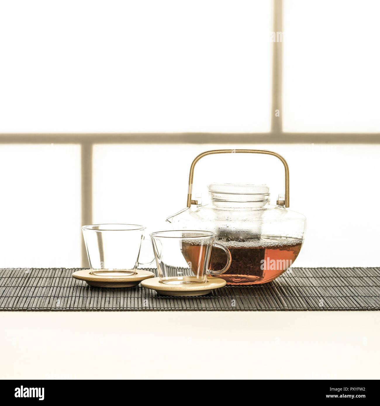 Teekanne und Tassen aus Glas Foto Stock