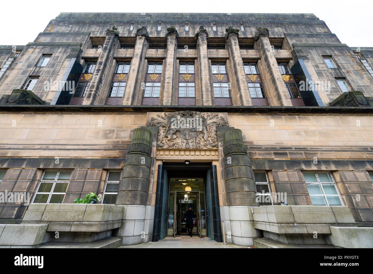 Esterno di ingresso di St Andrews House La casa del governo scozzese di Edimburgo, Scozia, Regno Unito Foto Stock