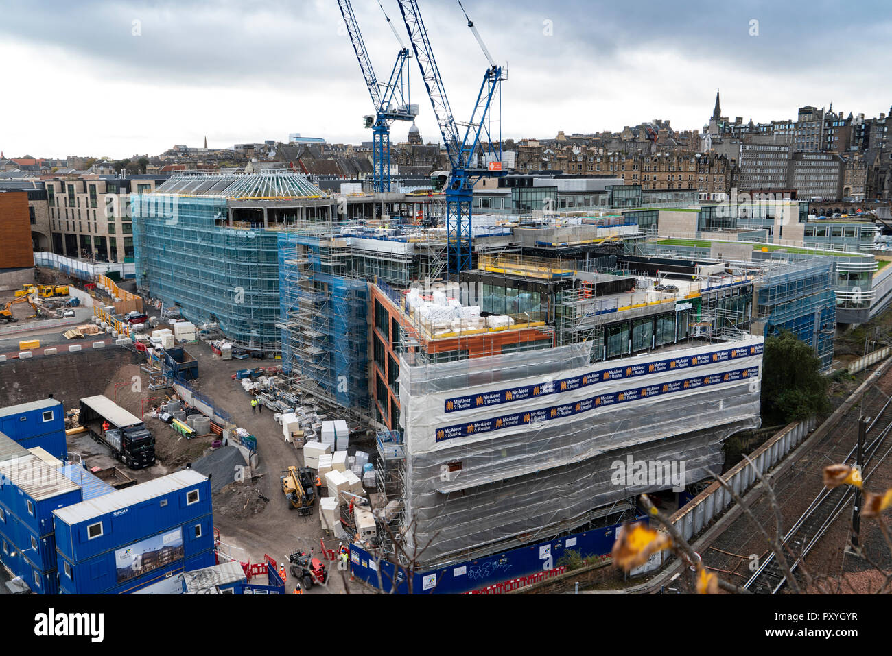 Cantiere per nuovi blocchi di uffici per lo sviluppo di New Waverley a Canongate a Edimburgo, Scozia, Regno Unito Foto Stock