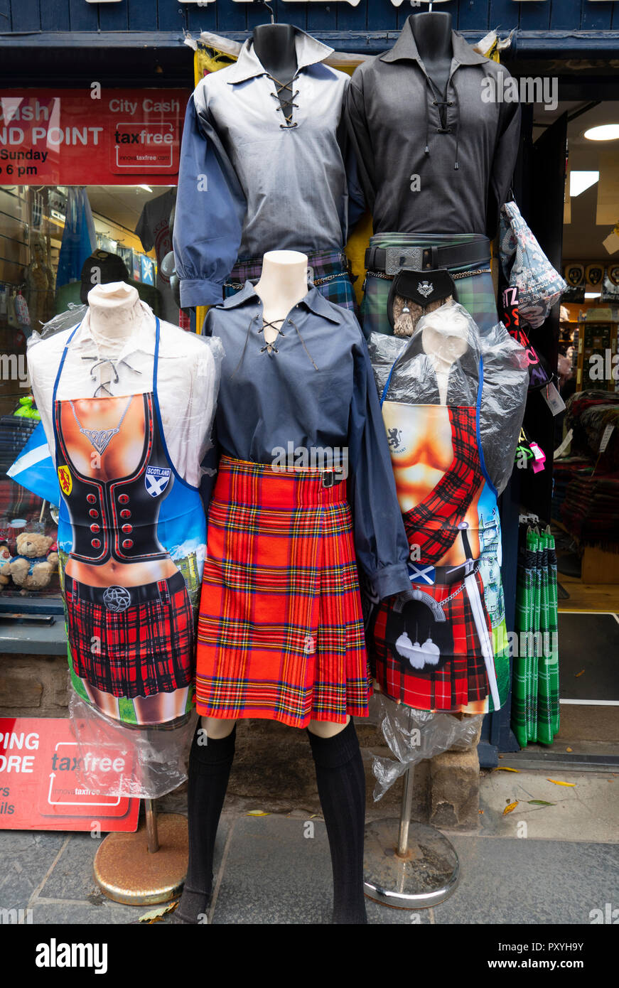 Manichini uomo indossano kilts fuori tourist regali sul Royal Mile di Edimburgo, Scozia, Regno Unito. Foto Stock