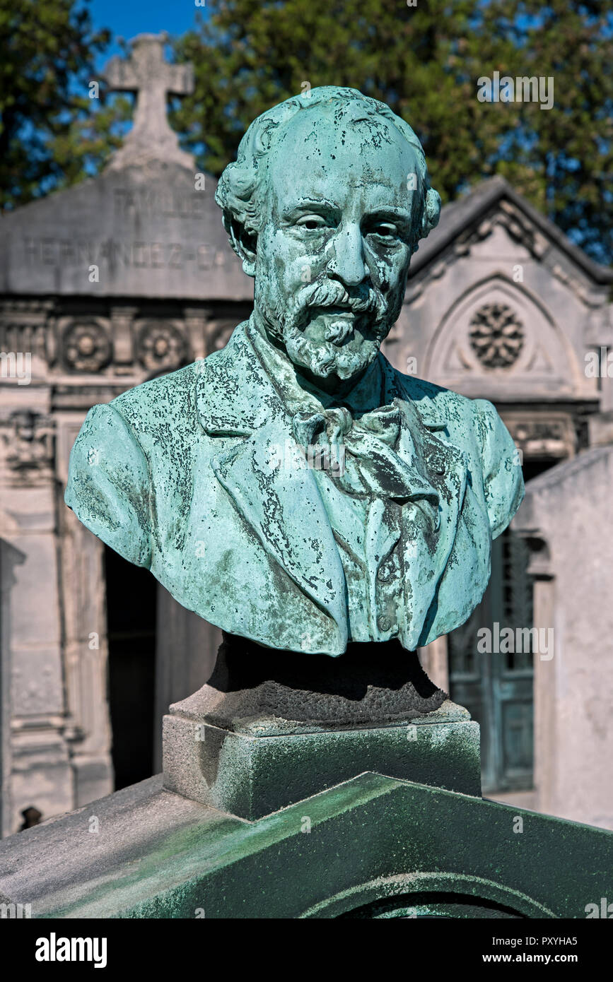 Il busto in bronzo del pittore Barrias Félix-Joseph (1822-1907) nel cimitero di Passy, Paris, Francia. Foto Stock