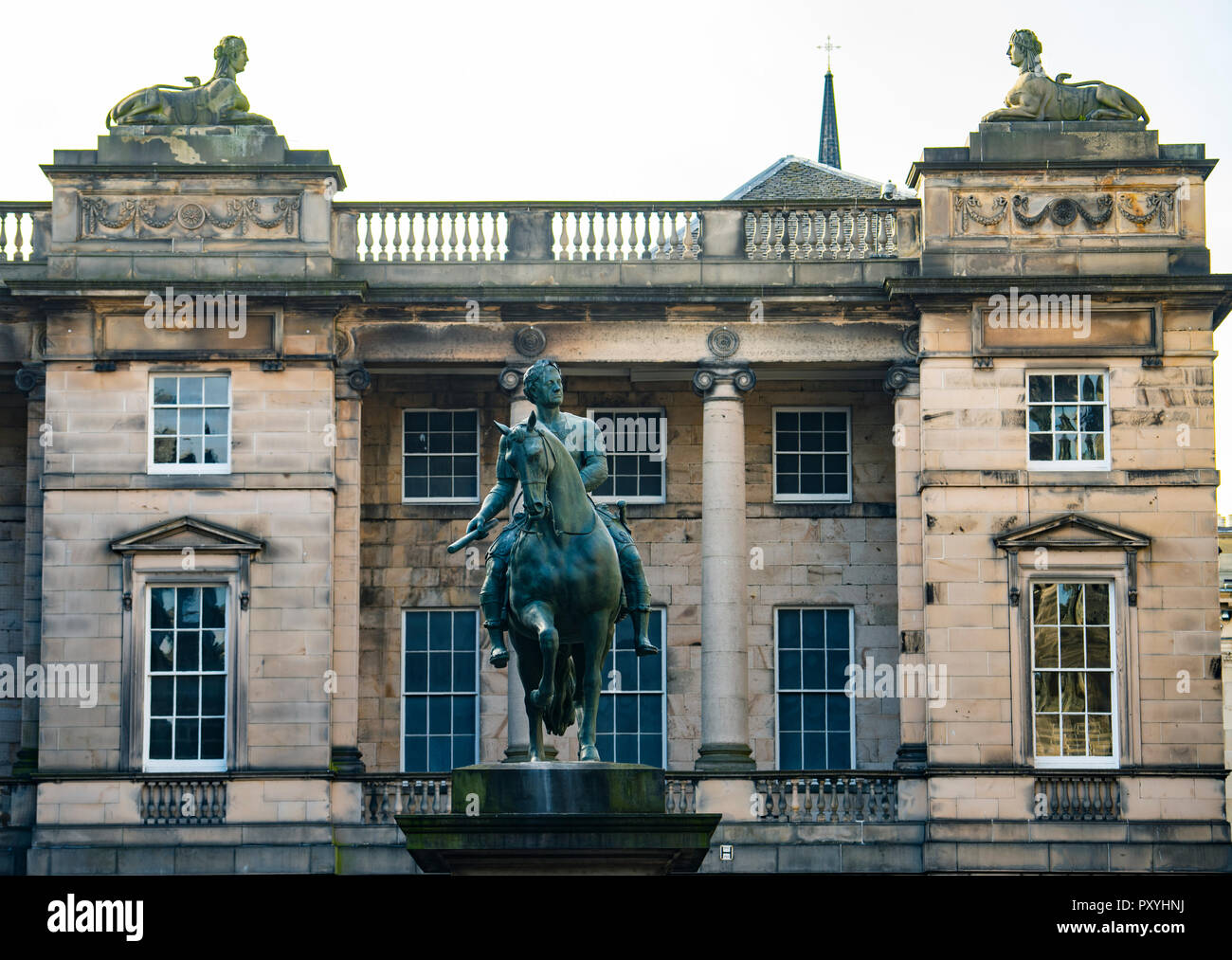Vista esterna della statua di re Carlo II in Piazza del Parlamento e le Corti supreme (Corte di sessione) in Edinburgh Old Town, Scotland, Regno Unito Foto Stock