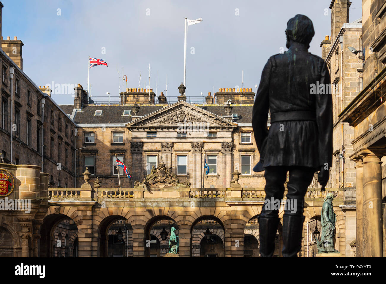 Silhouette della statua di James Braidwood padre della British servizio antincendio e Edinburgh City Chambers sul Royal Mile a posteriori in Edinburgh Old Town Foto Stock