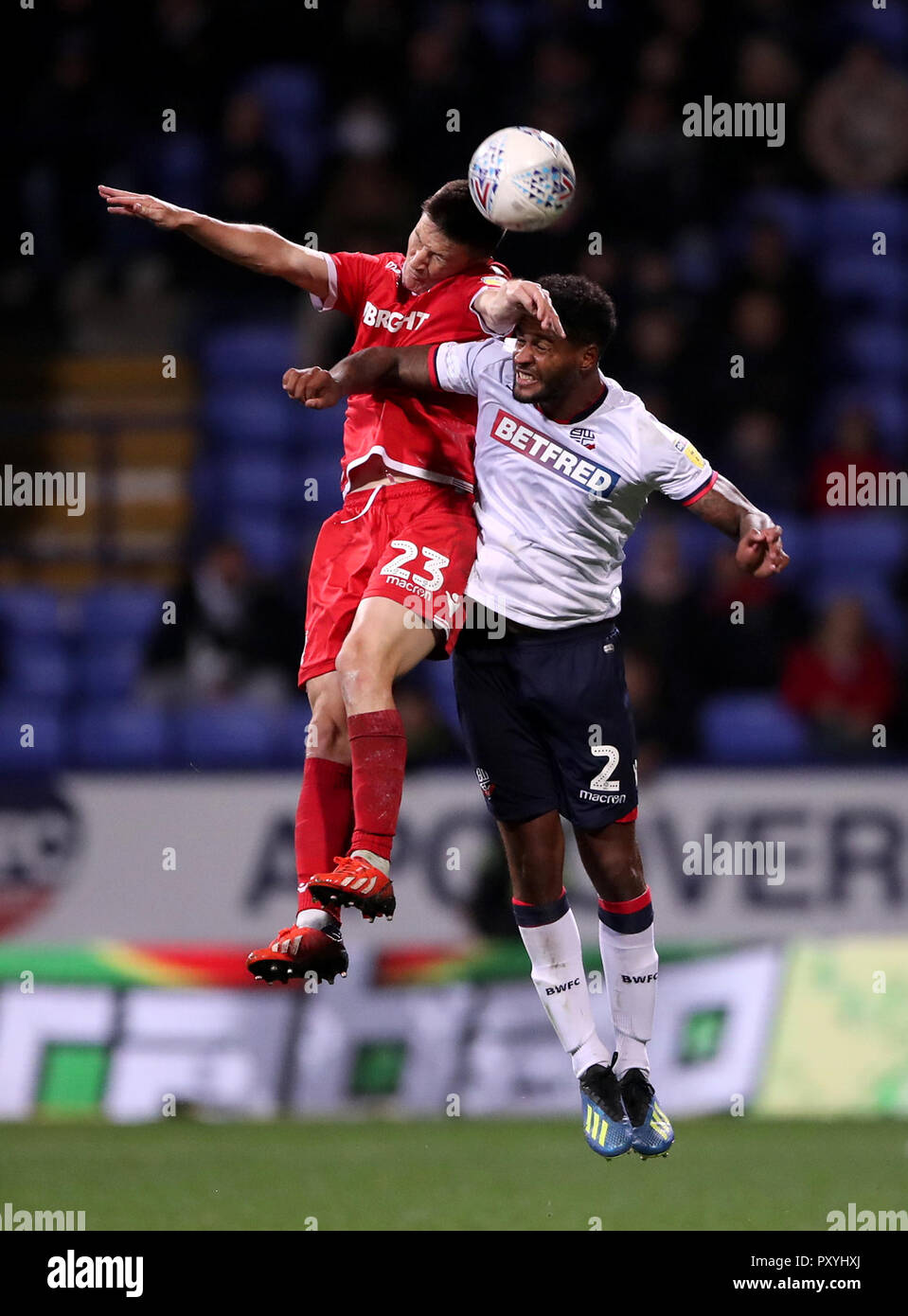 Bolton Wanderers' Mark Little (destra) e Nottingham Forest è Joe Lolley battaglia per la sfera durante il cielo di scommessa match del Campionato presso l Università di Bolton Stadium. Foto Stock