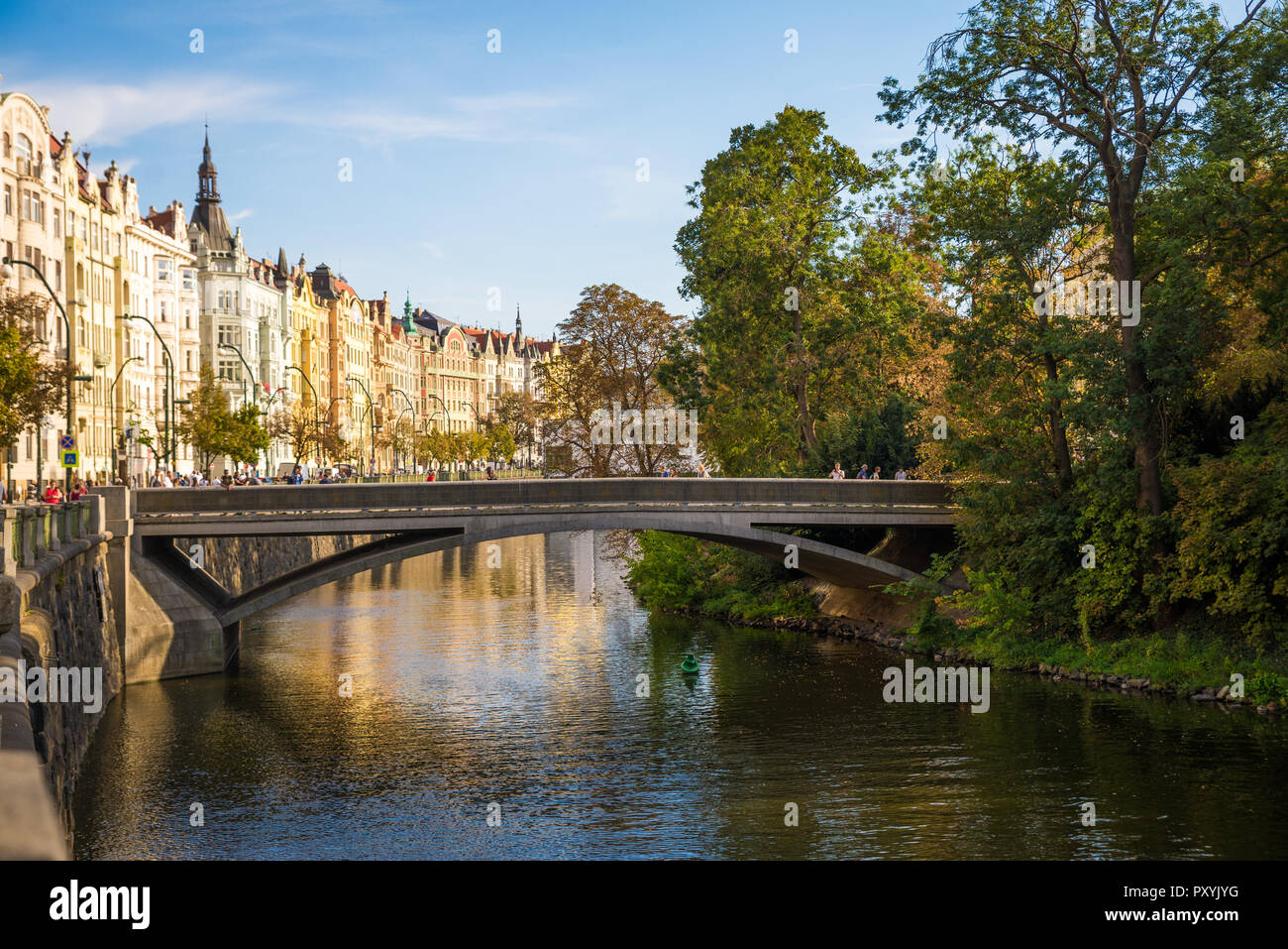 Praga, Repubblica Ceca - 2018.09.21: Sunny bella giornata nella Città Vecchia, dal fiume Moldava Foto Stock