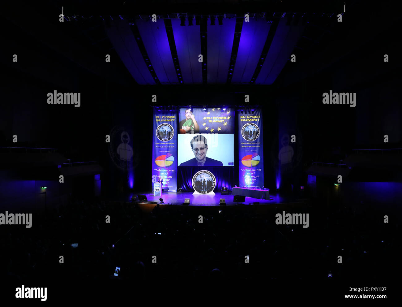 Dublino, Irlanda. 24 ottobre, 2018. Ue Cyber vertici. Edward Snowden parlando all'UE Cyber vertice. Helix, DCU tramite video. La trasmissione ha dovuto essere sospeso per dieci minuti dopo il video di scarsa qualità, con i rapporti che il Vertice aveva ricevuto minacce che il video sarebbe interferito con l. Foto: Sam Boal/RollingNews.ie/Alamy Live News Foto Stock