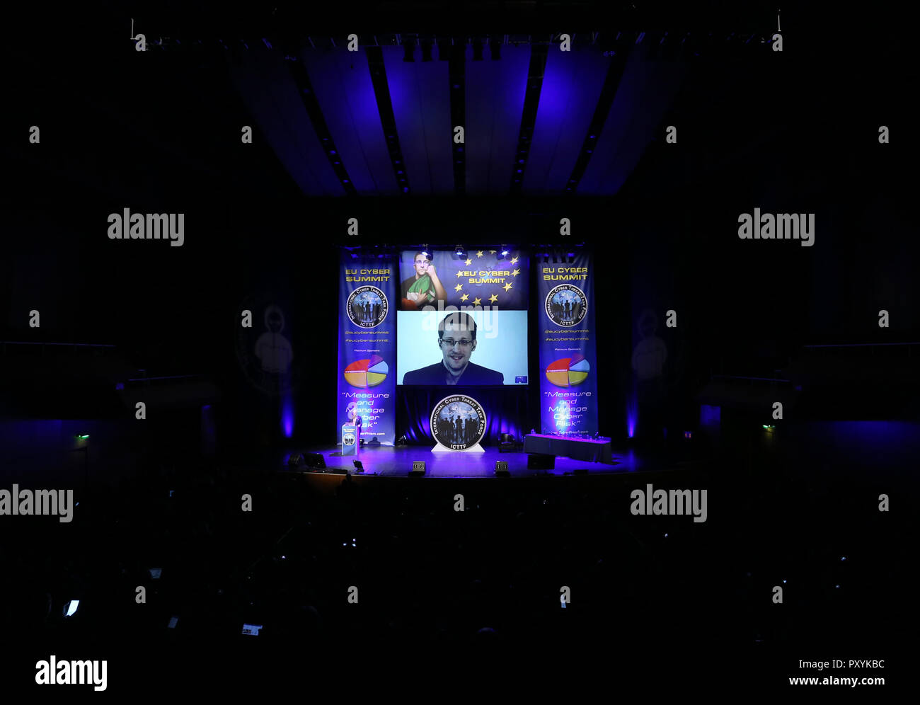 Dublino, Irlanda. 24 ottobre, 2018. Ue Cyber vertici. Edward Snowden parlando all'UE Cyber vertice. Helix, DCU tramite video. La trasmissione ha dovuto essere sospeso per dieci minuti dopo il video di scarsa qualità, con i rapporti che il Vertice aveva ricevuto minacce che il video sarebbe interferito con l. Foto: Sam Boal/RollingNews.ie/Alamy Live News Foto Stock