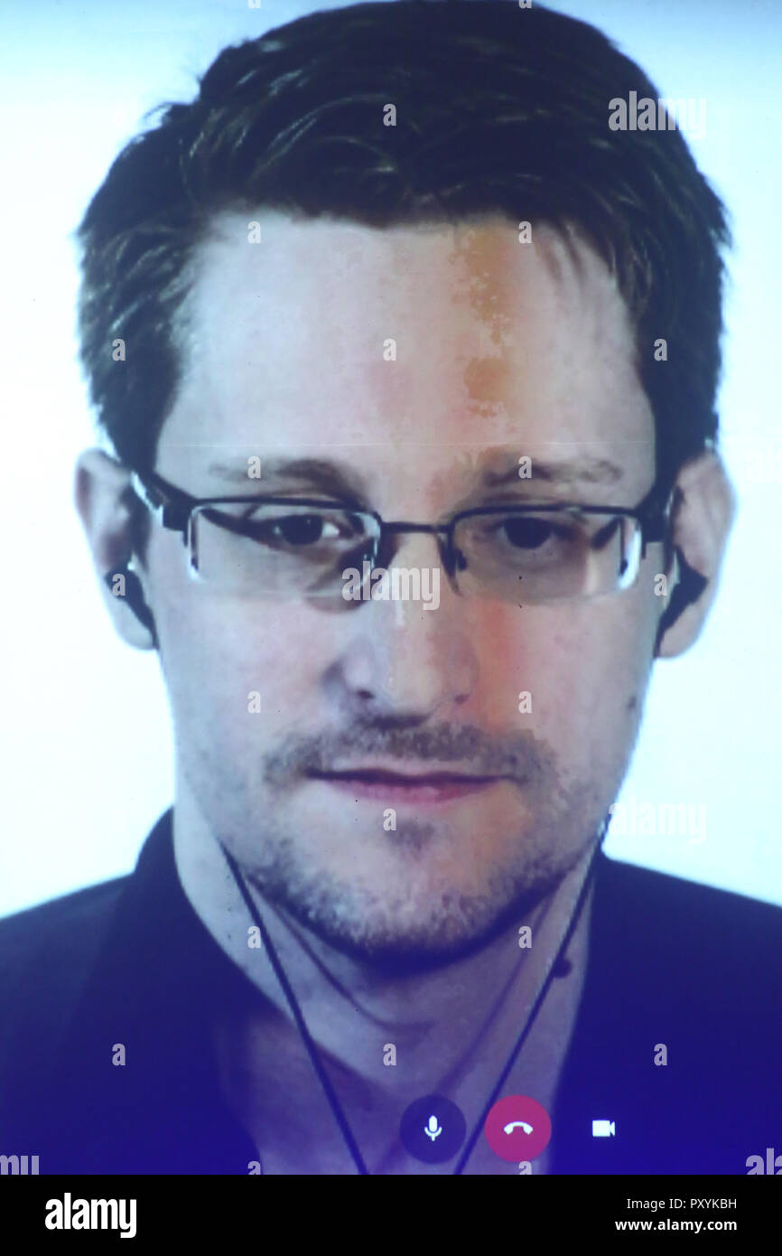 Dublino, Irlanda. 24 ottobre, 2018. Ue Cyber vertici. Edward Snowden parlando all'UE Cyber vertice. Helix, DCU tramite video. La trasmissione ha dovuto essere sospeso per dieci minuti dopo il video di scarsa qualità, con i rapporti che il Vertice aveva ricevuto minacce che il video sarebbe interferito con l. Foto: Sam Boal/RollingNews.ie/Alamy Live News Foto Stock