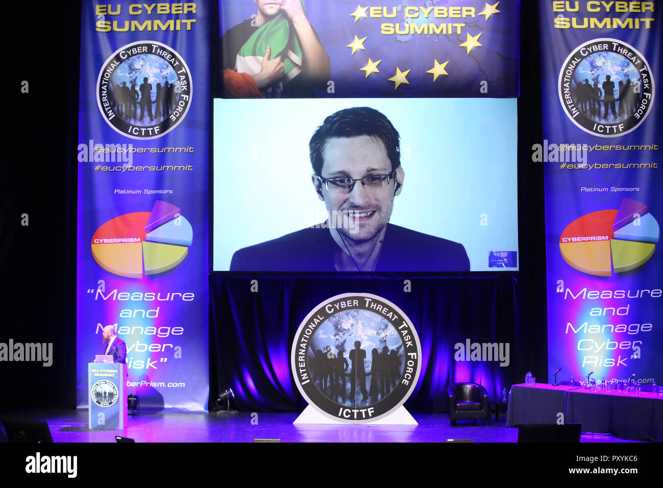 Dublino, Irlanda. 24 ottobre, 2018. Ue Cyber vertici. Edward Snowden parlando all'UE Cyber vertice. Helix, DCU tramite video. La trasmissione ha dovuto essere sospeso per dieci minuti dopo il video di scarsa qualità, con i rapporti che il Vertice aveva ricevuto minacce che il video sarebbe interferito con l. Foto: Sam Boal/RollingNews.ie/Alamy Live News Foto Stock