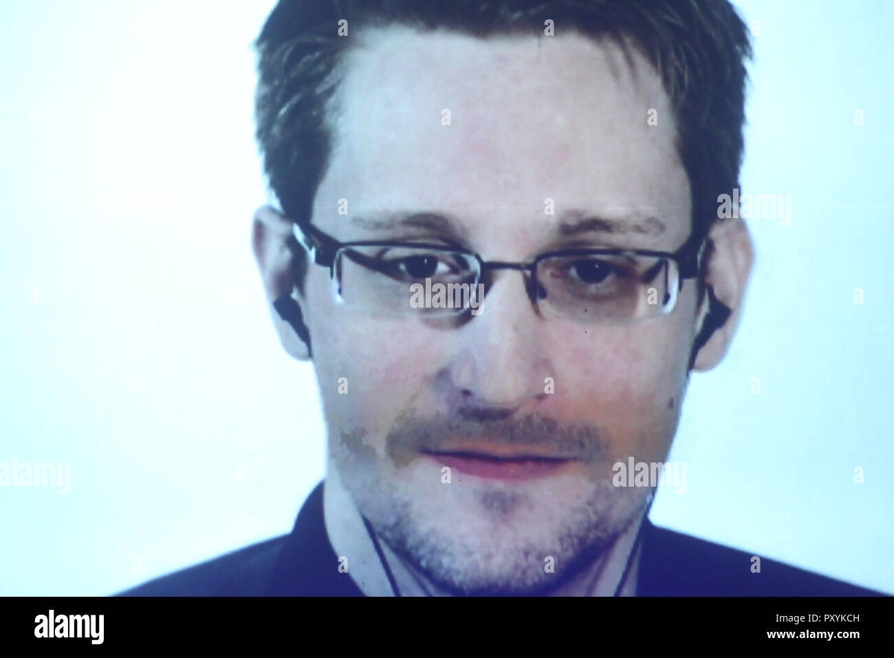 Dublino, Irlanda. 24 ottobre, 2018. Ue Cyber vertici. Edward Snowden parlando all'UE Cyber vertice. Helix, DCU tramite video. La trasmissione ha dovuto essere sospeso per dieci minuti dopo il video di scarsa qualità, con i rapporti che il Vertice aveva ricevuto minacce che il video sarebbe interferito con l. Foto: Sam Boal/RollingNews.ie/Alamy Live News Foto Stock