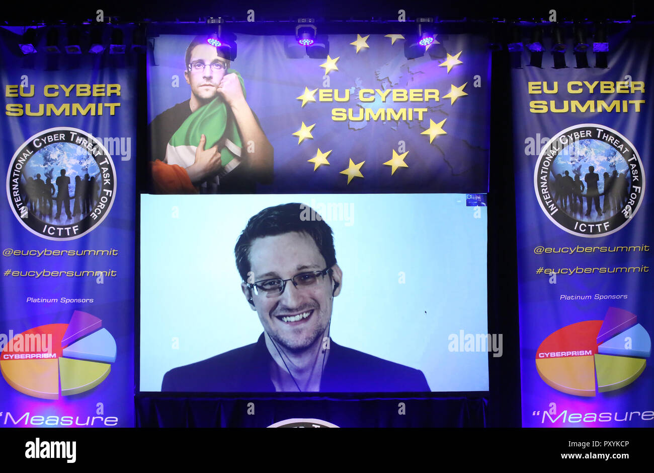 Dublino, Irlanda. 24 ottobre, 2018. Ue Cyber vertici. Edward Snowden parlando all'UE Cyber vertice. Helix, DCU tramite video. La trasmissione ha dovuto essere sospeso per dieci minuti dopo il video di scarsa qualità, con i rapporti che il Vertice aveva ricevuto minacce che il video sarebbe interferito con l. Foto: Sam Boal/RollingNews.ie/Alamy Live News Foto Stock