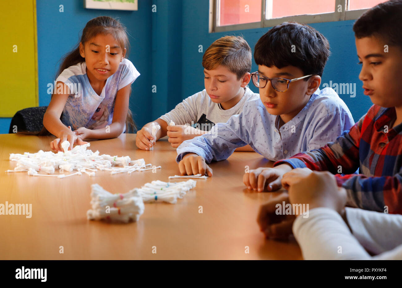 Palma, Spagna. 24 ott 2018. 24 ottobre 2018, Spagna, Palma: gli studenti del quinto grado di CEIP Gabriel Vallseca, una scuola multiculturale vicino al figlio Gotleu, durante una lezione di matematica. In questa scuola, 70 per cento degli studenti sono stranieri, solo il 30 per cento sono di origine spagnola. Bambini da 33 diverse nazionalità frequentare le classi insieme ogni giorno. Credito: Clara Margais/dpa/Alamy Live News Foto Stock