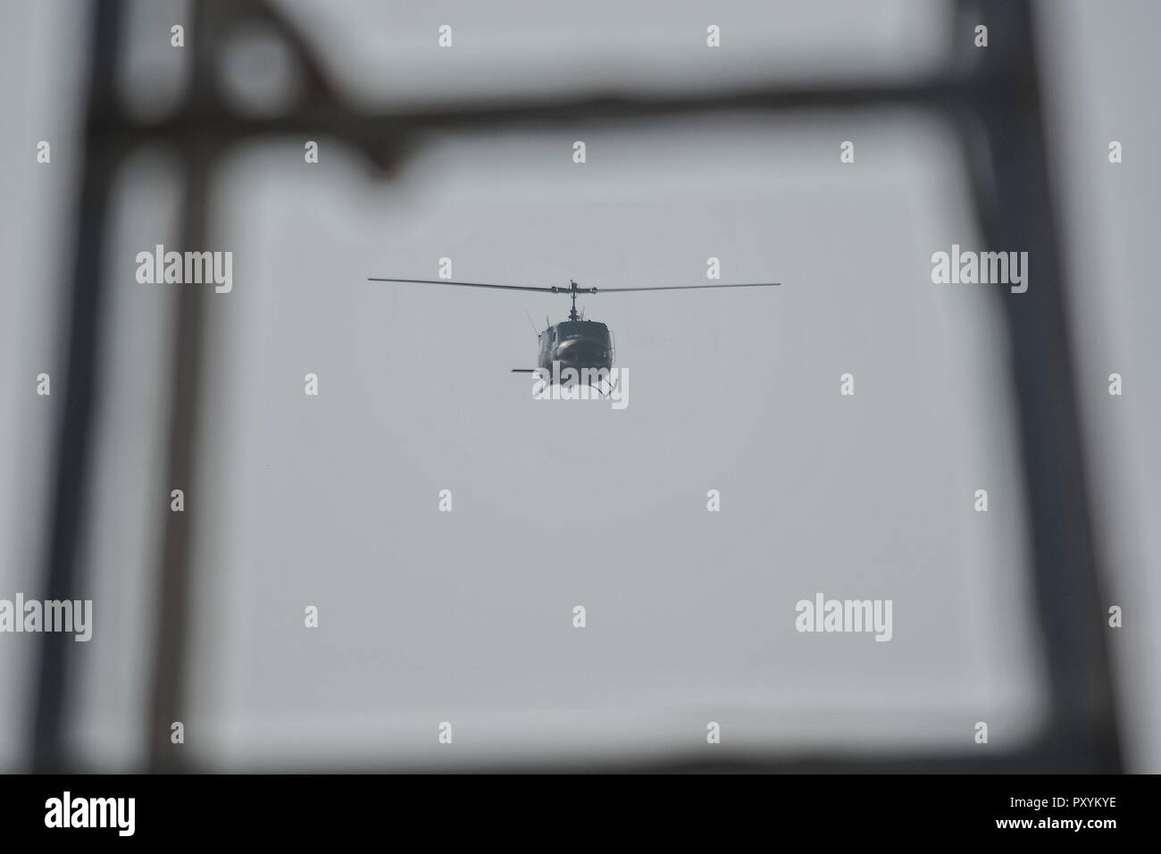 Salonicco, Grecia. 24 ott 2018. Un esercito di ellenica Aviation UH-1H (Huey) visto volare durante i voli di prova per la parata militare di WWII Anniversario di n. Credito: Giorgos Zachos SOPA/images/ZUMA filo/Alamy Live News Foto Stock