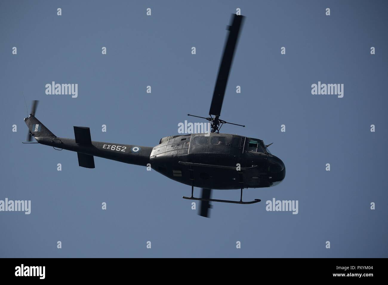 Salonicco, Grecia. 24 ott 2018. Un esercito di ellenica Aviation UH-1H (Huey) visto volare durante i voli di prova per la parata militare di WWII Anniversario di n. Credito: Giorgos Zachos SOPA/images/ZUMA filo/Alamy Live News Foto Stock