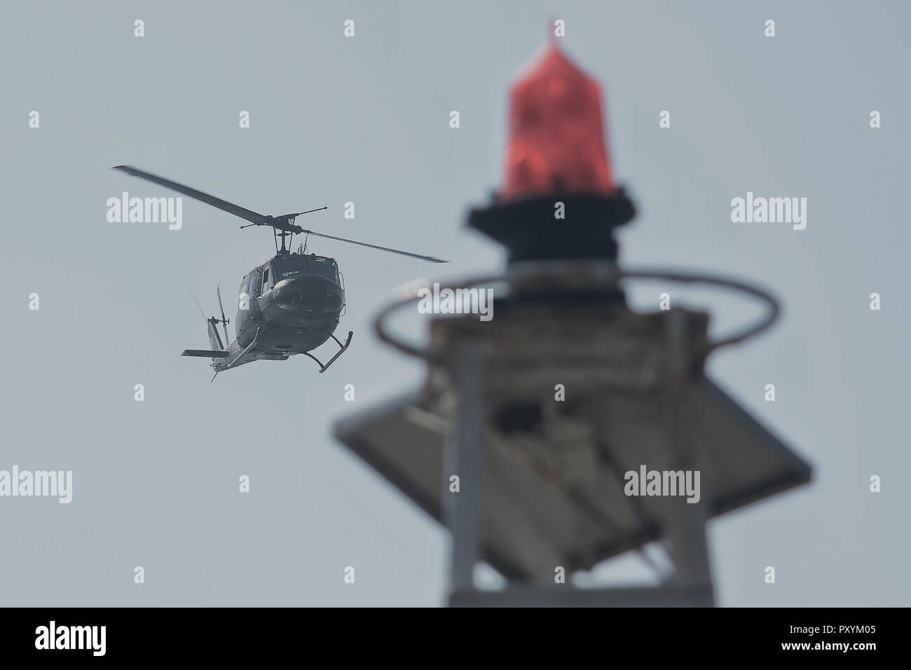 Salonicco, Grecia. 24 ott 2018. Un esercito di ellenica Aviation UH-1H (Huey) visto volare durante i voli di prova per la parata militare di WWII Anniversario di n. Credito: Giorgos Zachos SOPA/images/ZUMA filo/Alamy Live News Foto Stock