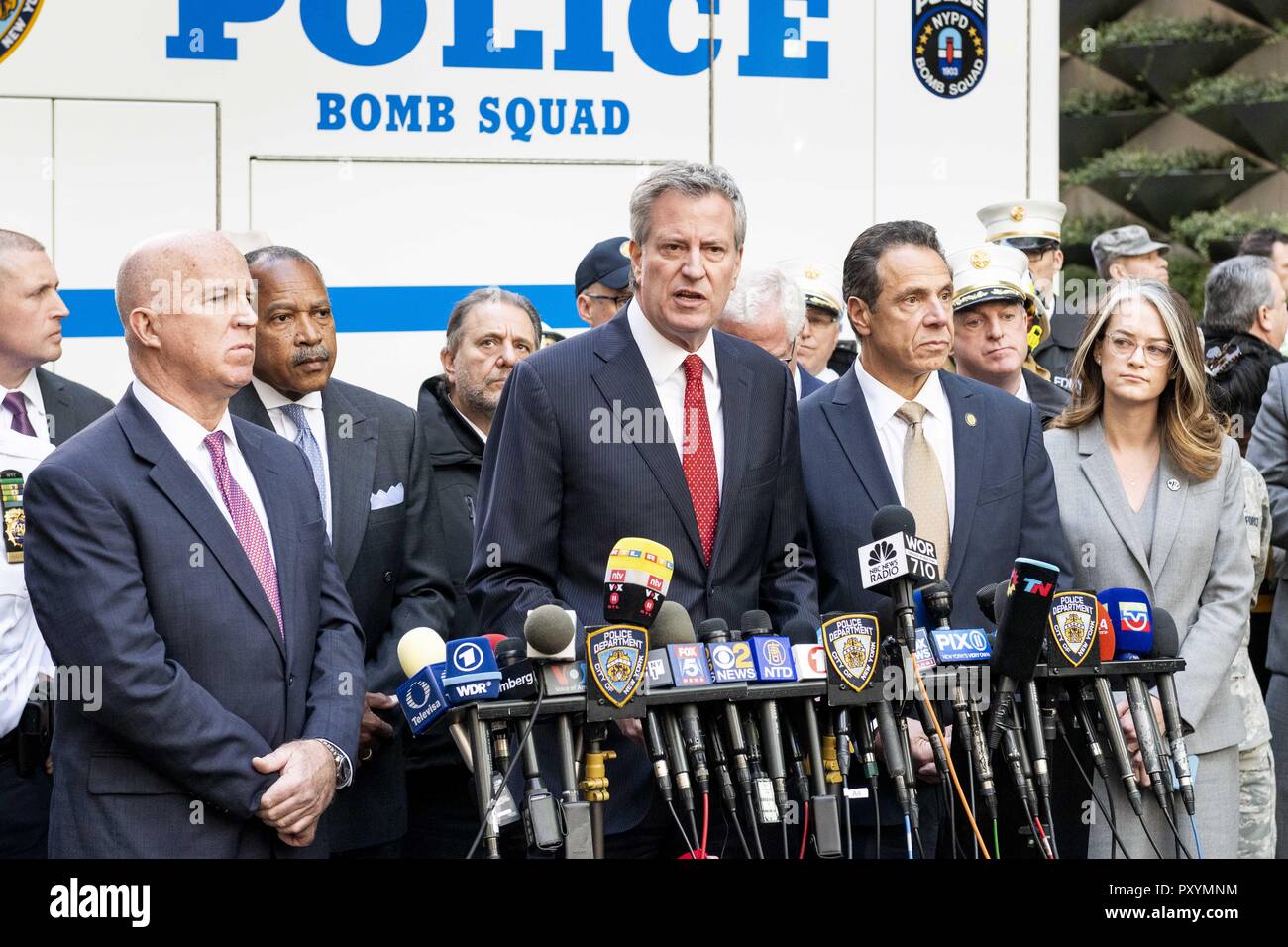 New York, NY, STATI UNITI D'AMERICA. 24 ott 2018. New York City commissario di polizia JAMES O'NEILL (sulla sinistra), New York Stato governatore Andrew Cuomo (sulla destra), e il sindaco di New York City BILL FARE BLASIO (centro, parlando) parlare della minaccia di attentato dinamitardo a CNN's New York City Quartier generale in Time Warner Building a Columbus Circle nella città di New York New York il 24 ottobre 2018 Credit: Michael Brochstein/ZUMA filo/Alamy Live News Foto Stock