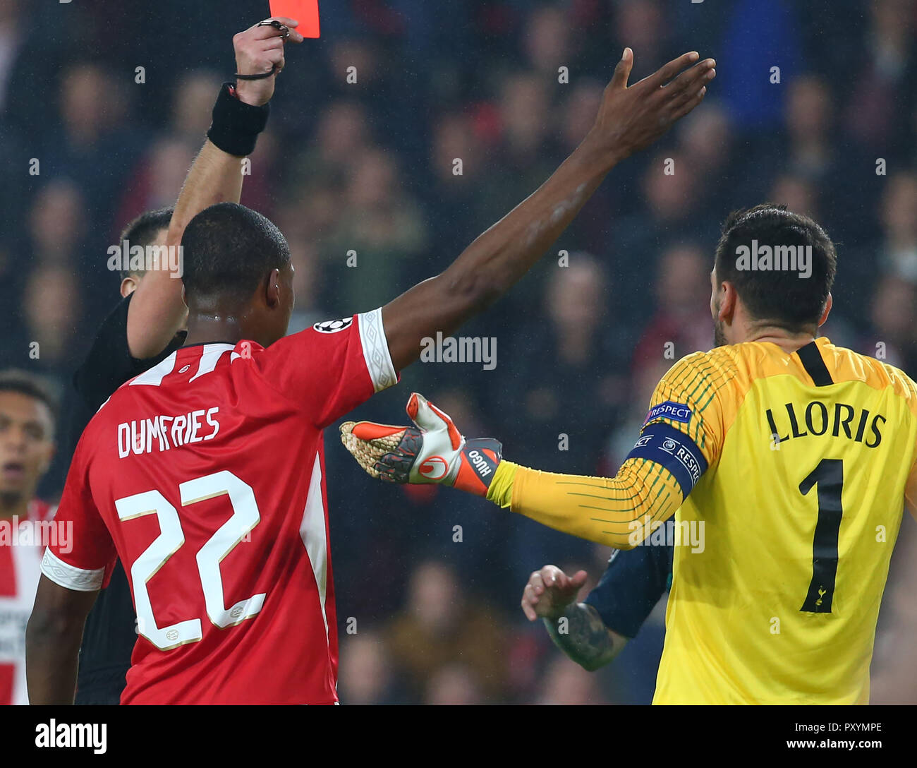 Eindhoven, Paesi Bassi. Ottobre 24. 2018 Tottenham Hotspur di Hugo Lloris ottiene red card durante UAFA Champion League Group B match tra PSV Eindhoven e Tottenham Hotspur alla Phillips Stadium, Eindhoven , Paesi Bassi il 24 Ott 2018. Azione di Credito Foto Sport Credit: Azione Foto Sport/Alamy Live News Foto Stock