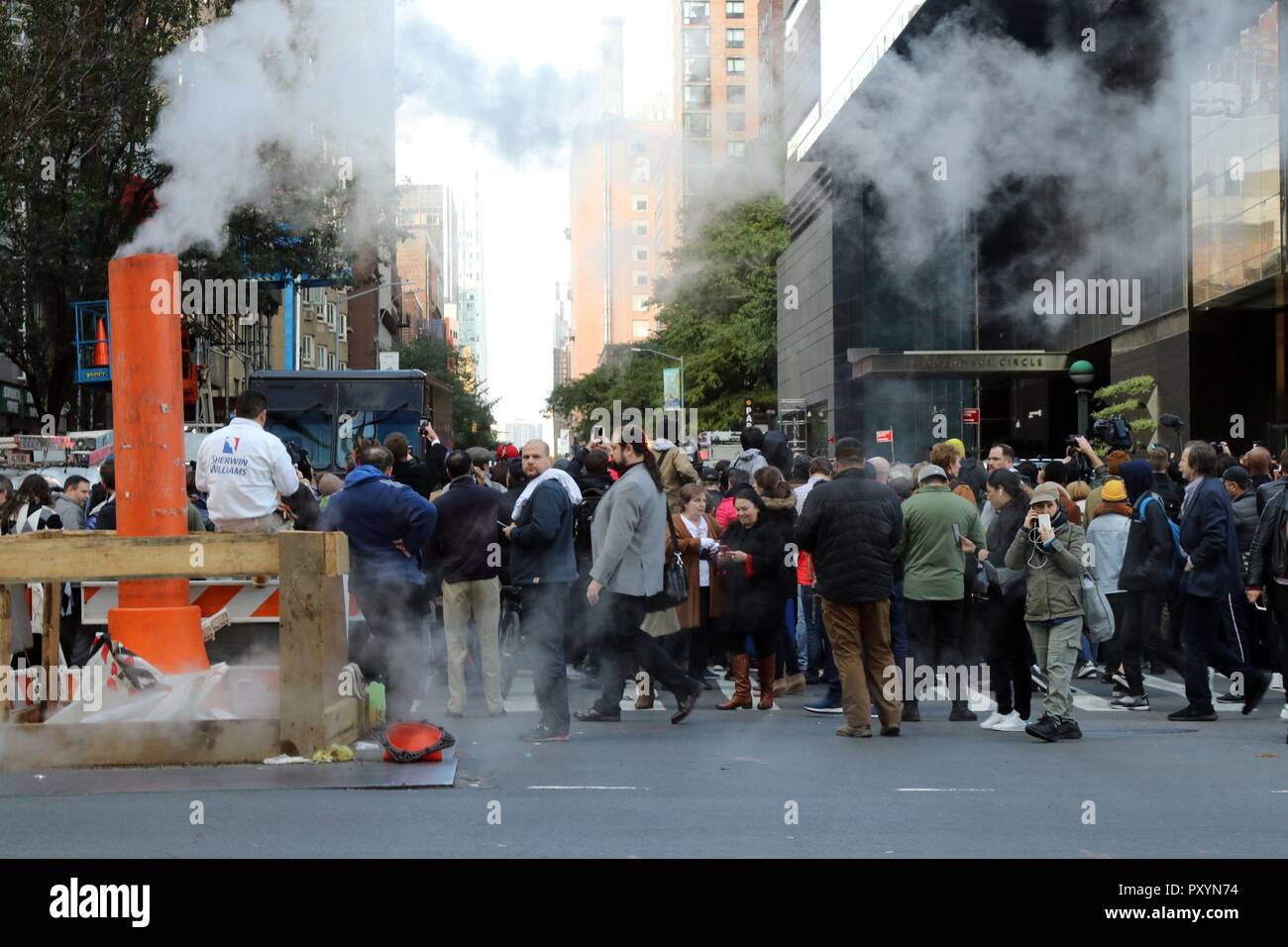 La città di New York, New York, Stati Uniti d'America. 24 ott 2018. Un tubo di apparente bomba è stata trovata nella camera posta di Cable News Network (CNN) nel Time Warner Center . Inoltre, un pacchetto con polvere bianca è stato anche scoperto nella camera posta della rete di notizie sul Columbus Circle, il 24 ottobre 2018, il NYPD detto. Il pacchetto è stato inviato anche a: ex Presidenti Barack Obama e Bill Clinton, Hillary Clinton, ex procuratore generale Eric Holder e il miliardario George Soros. Credito: G. Ronald Lopez/ZUMA filo/Alamy Live News Foto Stock