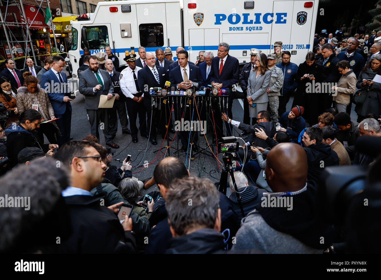 Il governatore di New York Andrew Cuomo (tirante d'oro), Sindaco di Bill de Blasio (cravatta rossa) e la polizia di New York Chief James P. O'Neill (rosa tie) assiste la stampa nella regione in cui un pacco sospetto è stato trovato da CNN's office vicino al Columbus Circle di New York questo Mercoledì, 24 (foto: VANESSA CARVALHO/BRASILE PHOTO PRESS) Foto Stock