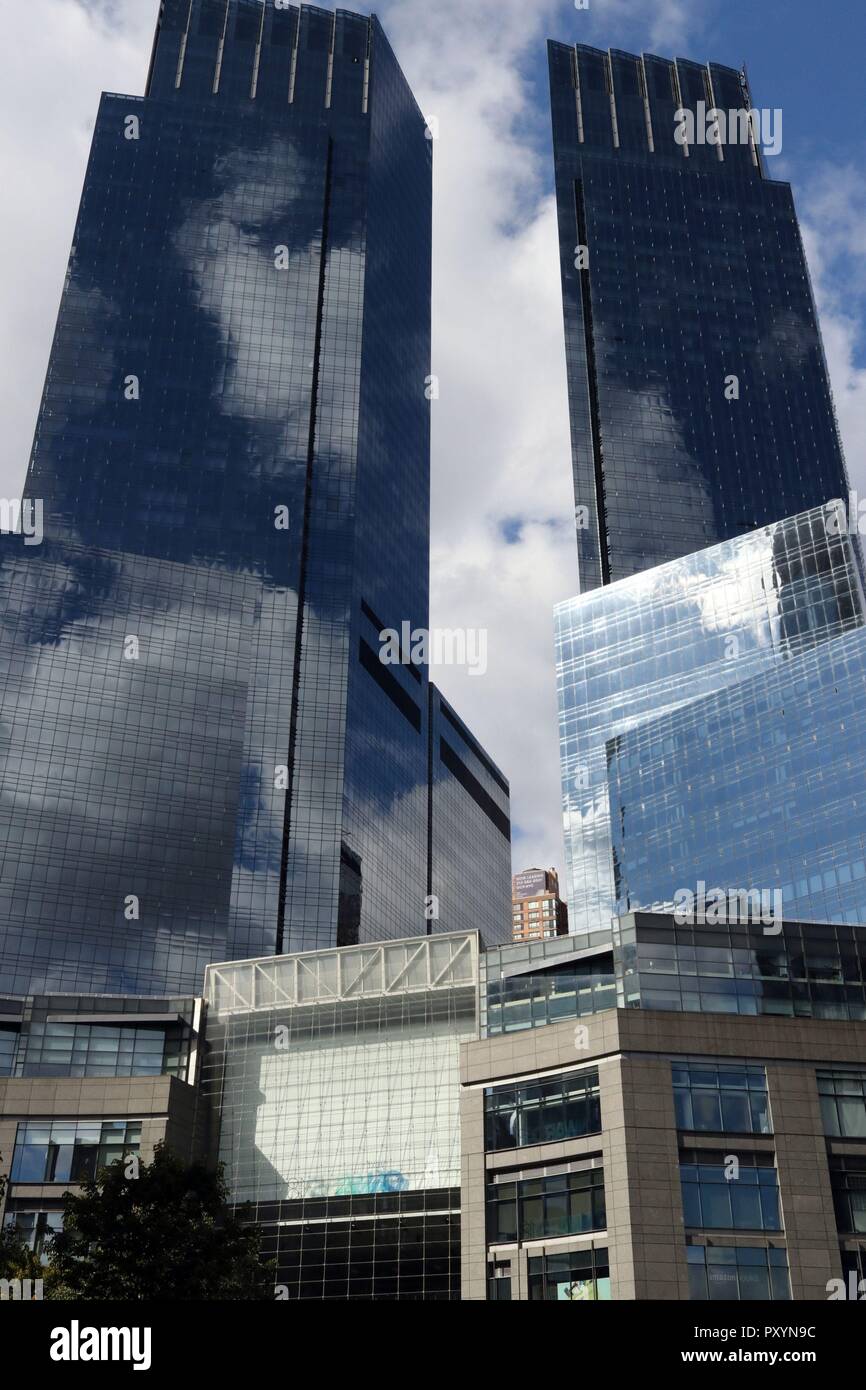 La città di New York, New York, Stati Uniti d'America. 24 ott 2018. Un tubo di apparente bomba è stata trovata nella camera posta di Cable News Network (CNN) nel Time Warner Center . Inoltre, un pacchetto con polvere bianca è stato anche scoperto nella camera posta della rete di notizie sul Columbus Circle, il 24 ottobre 2018, il NYPD detto. Il pacchetto è stato inviato anche a: ex Presidenti Barack Obama e Bill Clinton, Hillary Clinton, ex procuratore generale Eric Holder e il miliardario George Soros. Credito: G. Ronald Lopez/ZUMA filo/Alamy Live News Foto Stock