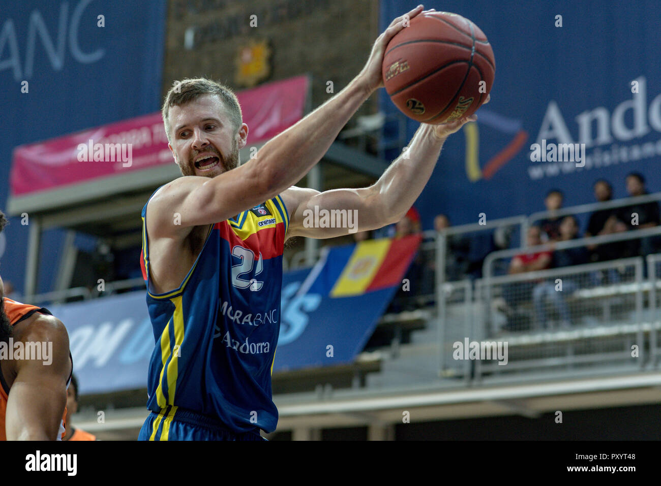 Andorra. 24 ottobre, 2018. Jhon Shurna del Mora Banc Andorra controlla la palla per la sua squadra di attacco del. EURO CUP gioco tra Morabanc Andorra BC e ratiopharm Ulm a Poliesportiu d' Andorra Stadium il 24 ottobre 2018 nel Principato di Andorra La Vella. Foto Stock