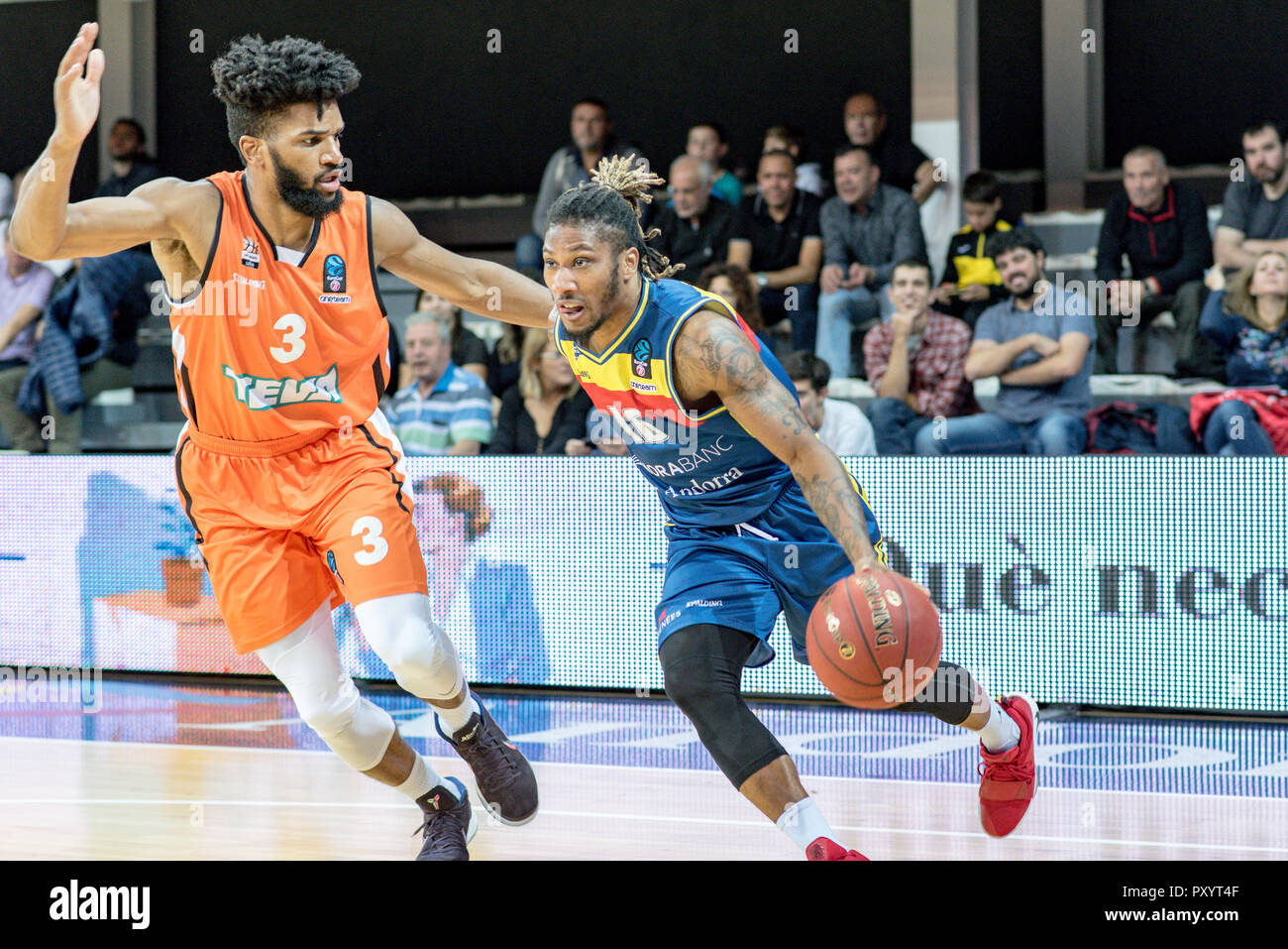 Andorra. 24 ottobre, 2018. Andrew Albicy del Mora Banc Andorra controlla la palla per la sua squadra di attacco del. EURO CUP gioco tra Morabanc Andorra BC e ratiopharm Ulm a Poliesportiu d' Andorra Stadium il 24 ottobre 2018 nel Principato di Andorra La Vella. Foto Stock