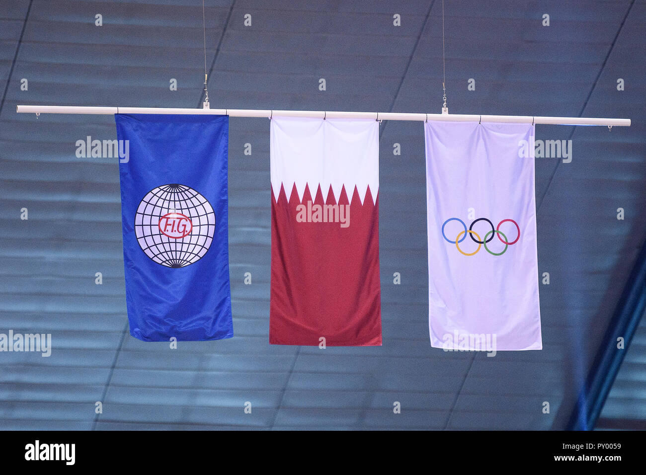 Doha in Qatar. 25 ott 2018. Funzione ornamentale, bandiere di FIG, Qatar e la bandiera olimpica. GES/Ginnastica/Gymnastics World Championships di Doha, qualifica, 25.10.2018 - GES/ginnastica artistica/Ginnastica Campionati del Mondo, Doha/Qatar: 25.10.2018 - | Utilizzo di credito in tutto il mondo: dpa/Alamy Live News Foto Stock