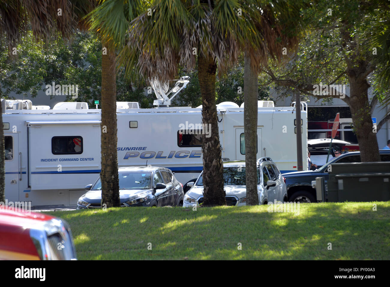 Sunrise, Florida, Stati Uniti d'America. 24 ottobre, 2018. Il Broward Sheriff's Office Bomb Squad distribuisce un veicolo robotico per indagare su un pacchetto sospetto in un edificio dove sost. Debbie Wasserman Schultz (D-F1) ha un ufficio a ottobre 24, 2018 in Sunrise, Florida. Un certo numero di confezioni sospette arrivato in posta oggi destinati all ex Presidente Barack Obama, candidato presidenziale democratica Hillary Clinton e l'ufficio di New York della CNN Persone: Debbie Wasserman Schultz Office Credit: tempeste Media Group/Alamy Live News Foto Stock