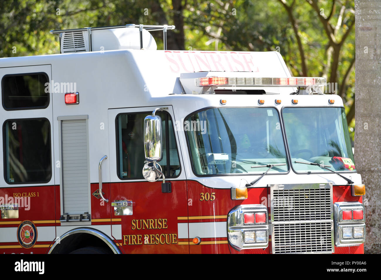 Sunrise, Florida, Stati Uniti d'America. 24 ottobre, 2018. Il Broward Sheriff's Office Bomb Squad distribuisce un veicolo robotico per indagare su un pacchetto sospetto in un edificio dove sost. Debbie Wasserman Schultz (D-F1) ha un ufficio a ottobre 24, 2018 in Sunrise, Florida. Un certo numero di confezioni sospette arrivato in posta oggi destinati all ex Presidente Barack Obama, candidato presidenziale democratica Hillary Clinton e l'ufficio di New York della CNN Persone: Debbie Wasserman Schultz Office Credit: tempeste Media Group/Alamy Live News Foto Stock