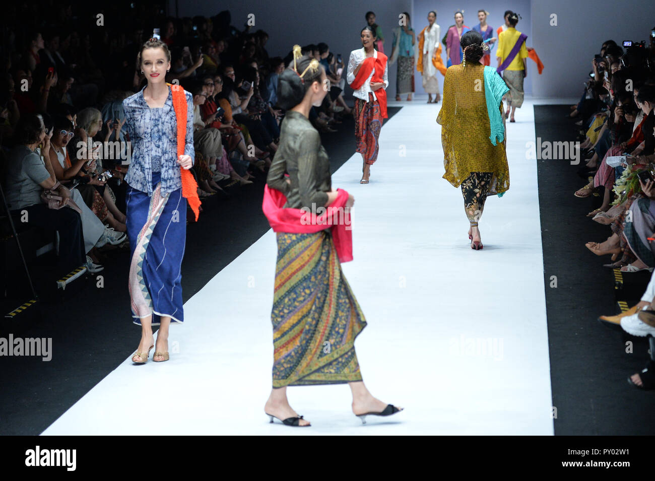 Jakarta, Indonesia. 25 ott 2018. I modelli presenti creazioni realizzate da Obin durante il Jakarta Fashion Week di Jakarta, Indonesia, 25 ottobre 2018. Credit: Veri Sanovri/Xinhua/Alamy Live News Foto Stock