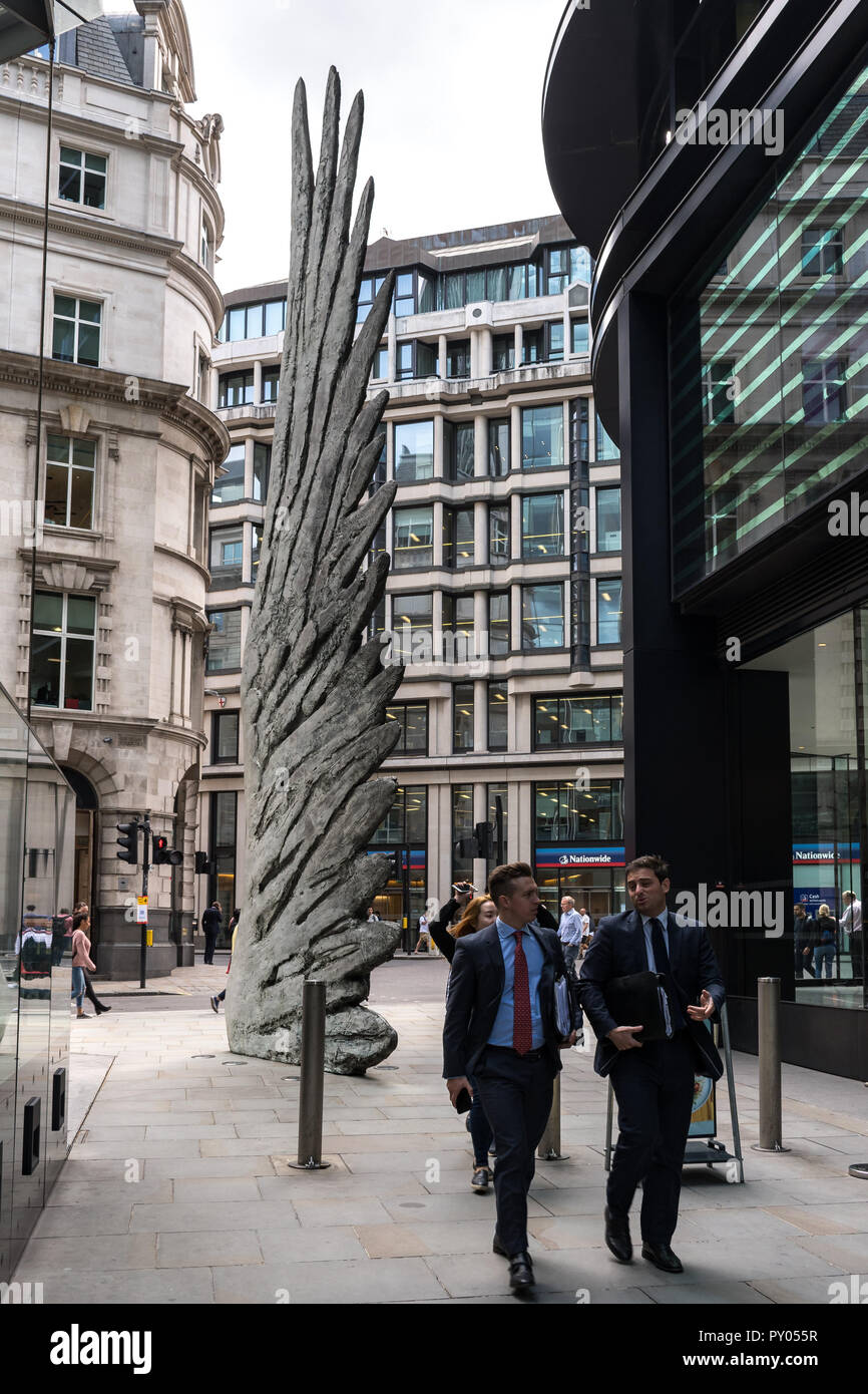 La città di ala, una scultura in bronzo di Christopher Le Brun a Threadneedle a piedi, con gli imprenditori a piedi passato, London, Regno Unito Foto Stock