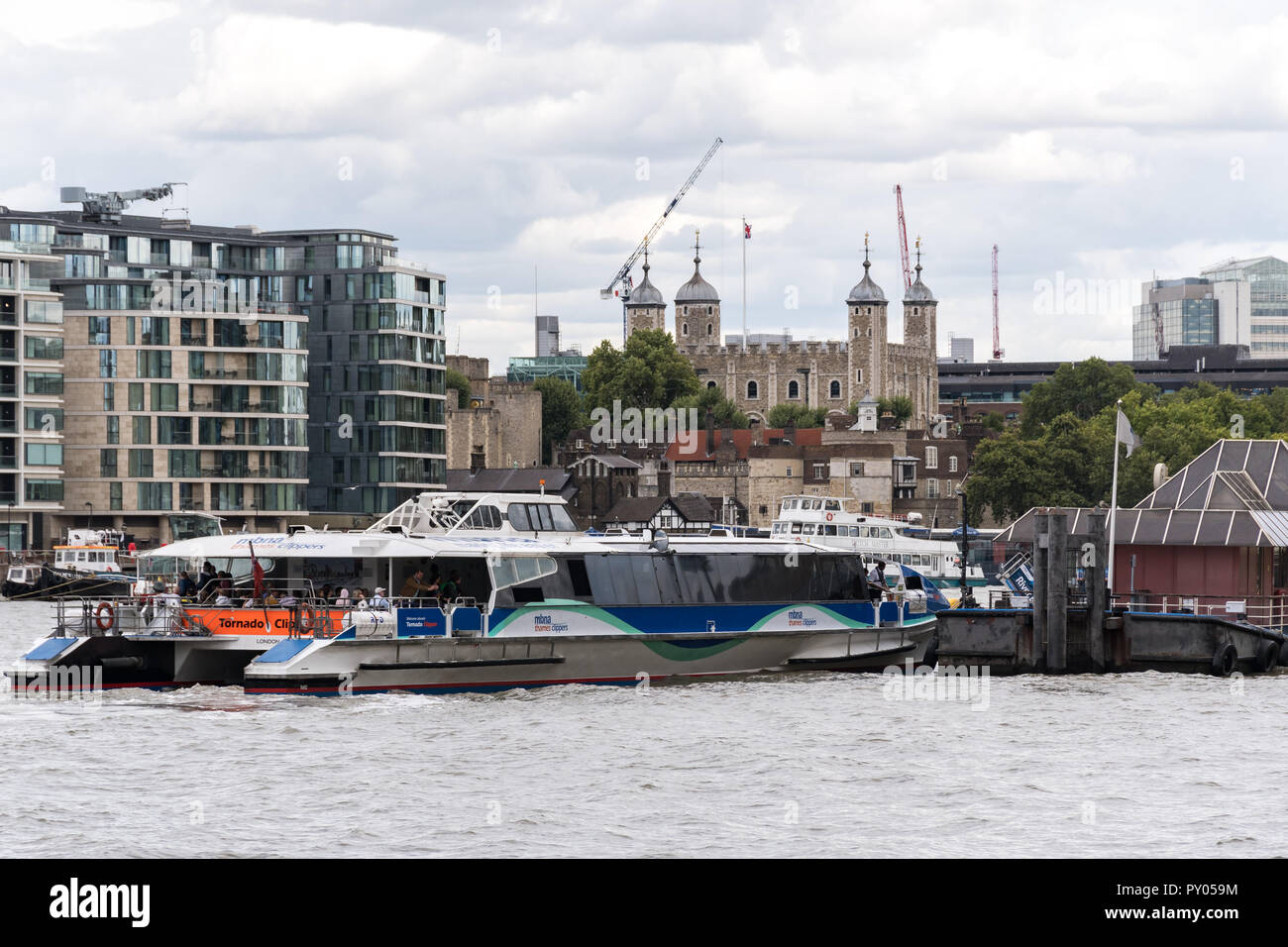 Una classe Tornado Thames clipper ormeggiata al Ponte di Londra City Pier con passeggeri a bordo sul Tamigi, London, Regno Unito Foto Stock