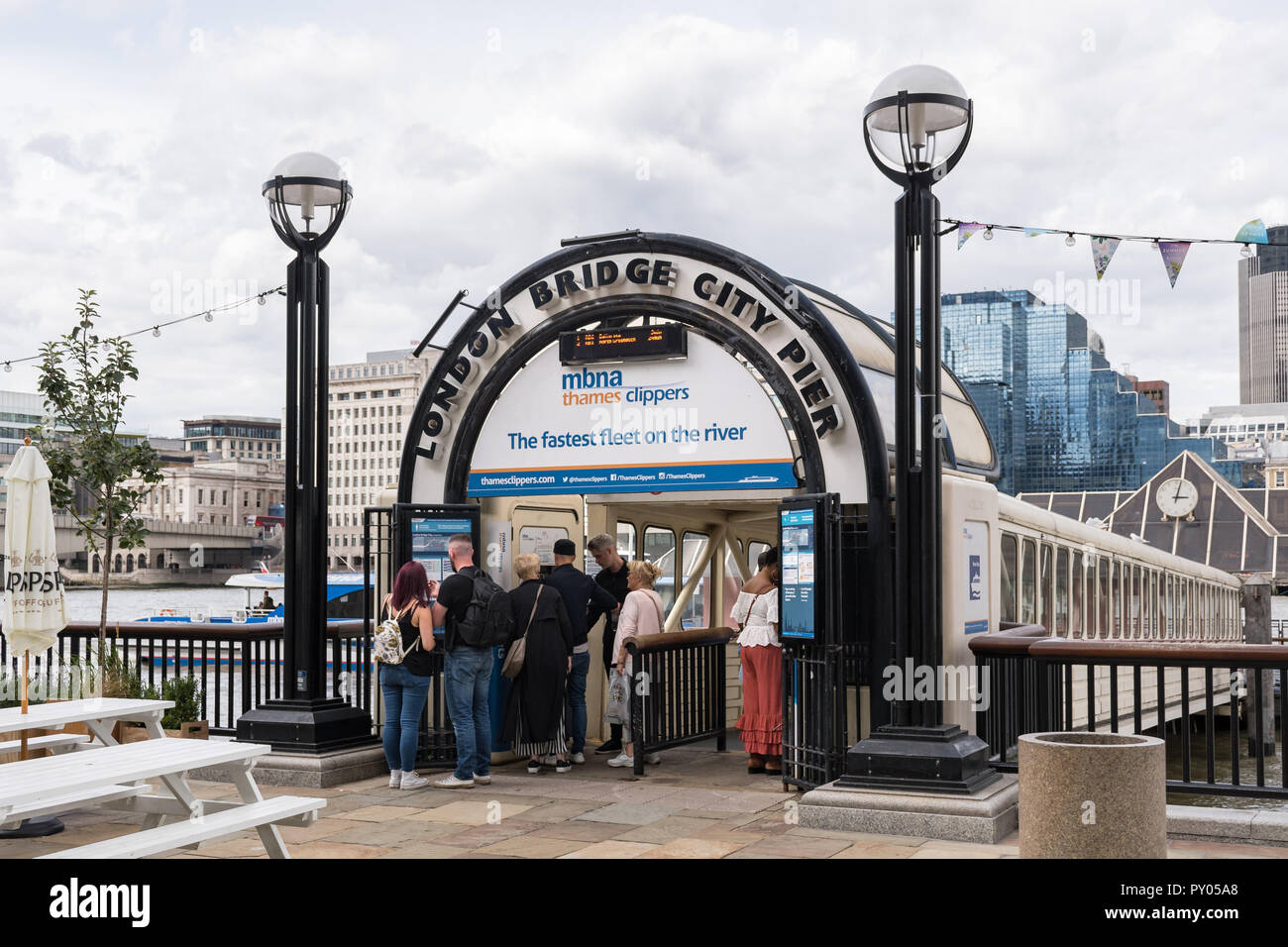 Passeggeri in piedi all'ingresso al Ponte di Londra City Pier dove MBNA Thames Clippers dock, LONDRA, REGNO UNITO Foto Stock