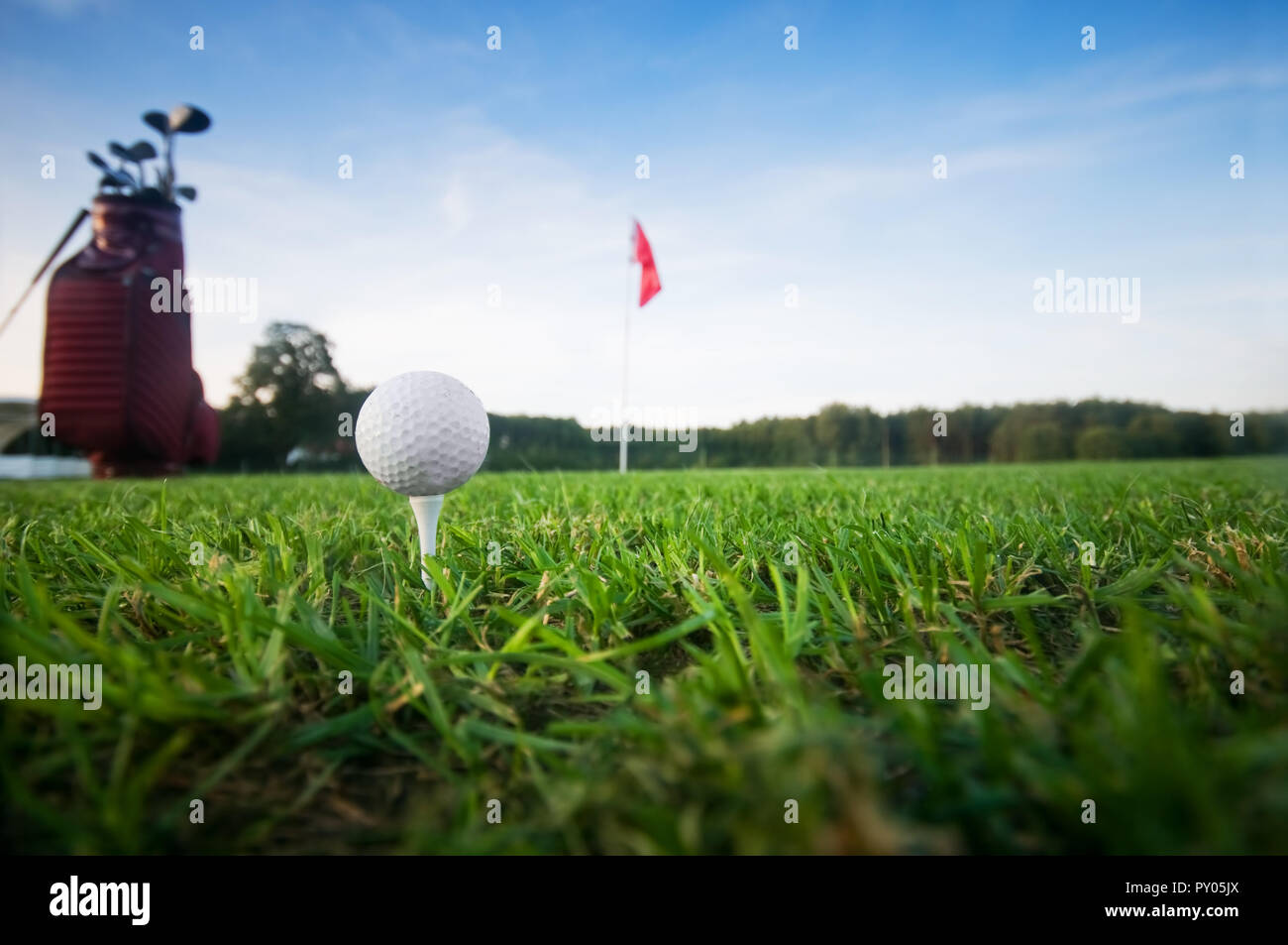 Ingranaggio di golf sul campo da golf. Bandiera rossa in background Foto Stock