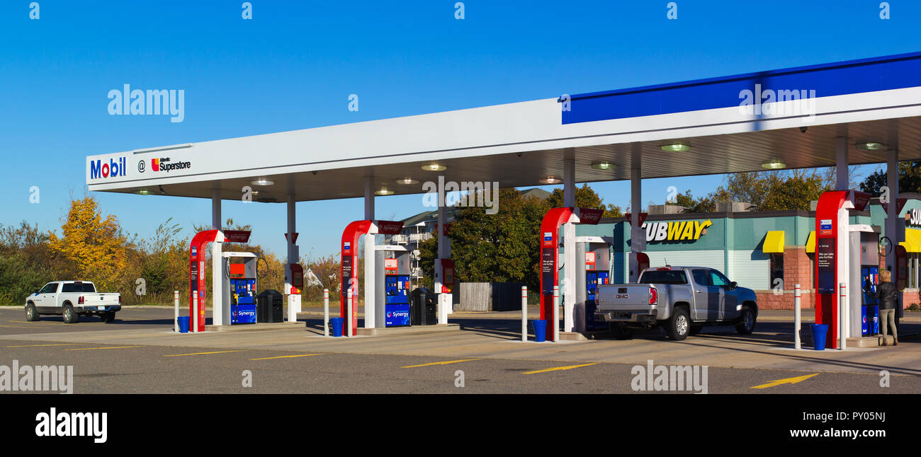 Truro, Canada - 23 Ottobre 2018: Mobil gas station. La Mobil è un americano di olio di base avente società fusa con la Exxon nel 1999 che lo compongono il genitore compa Foto Stock