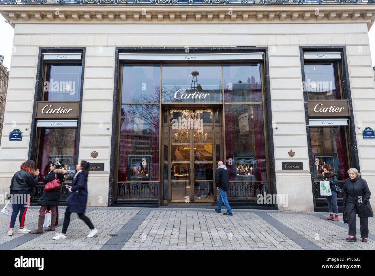 Parigi, Francia - 20 dicembre 2017: Cartier logo sul loro negozio principale sui Champs Elysee avenue. Cartier è un francese di beni di lusso società conglomerata whic Foto Stock