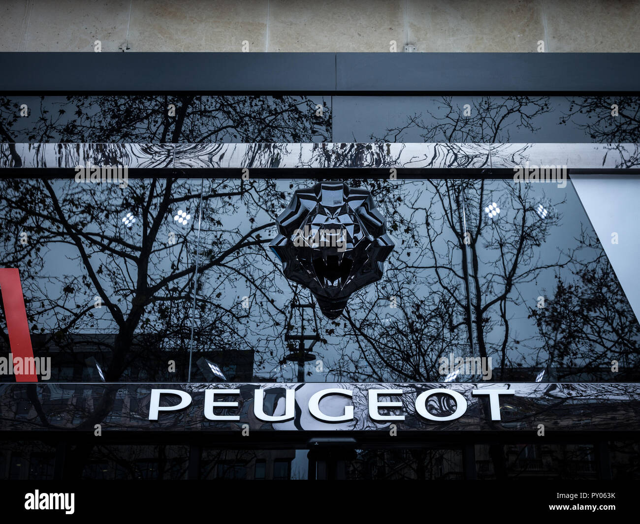 Parigi, Francia - 20 dicembre 2017: Peugeot logo sul loro showroom di Champs Elysees con il suo distintivo Lion. Peugeot, parte del gruppo PSA, è uno di m Foto Stock