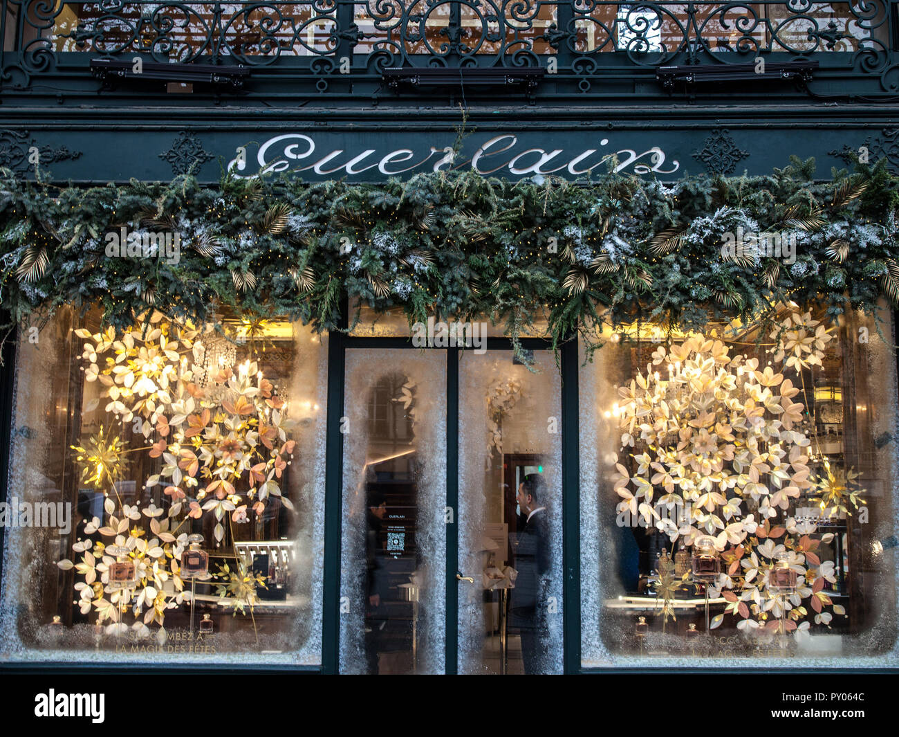 Parigi, Francia - 20 dicembre 2017: Guerlain logo sul loro boutique sugli Champs Elysees. Guerlain è una casa francese specializzata nel lusso frangrances, pe Foto Stock
