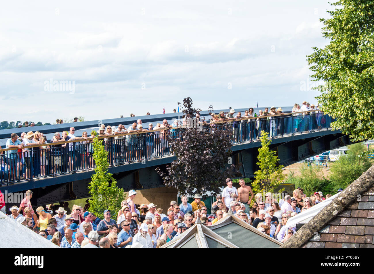 Festival del blues, Upton su Severn, Regno Unito 21.07.18. Una folla di persone su un ponte a guardare il Festival del blues, Upton su Severn, Worcestershire Foto Stock