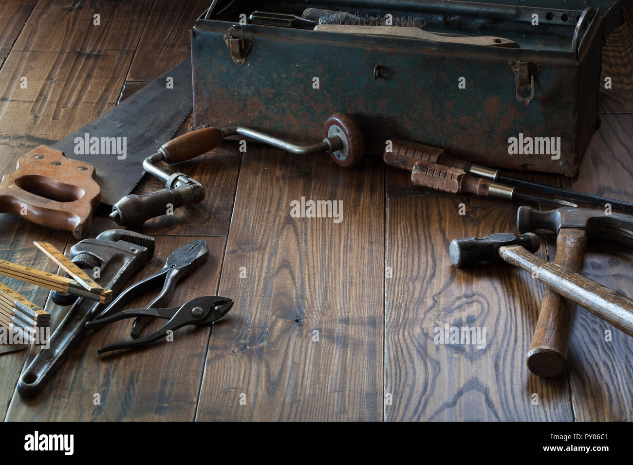 Strumenti antichi e grungy toolbox scuro sulla superficie di legno Foto Stock