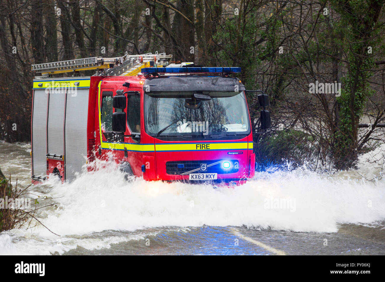 Un incendio motore che passa attraverso le acque di esondazione in Ambleside, Coniston road a Rothay Bridge nel distretto del lago sabato 5 dicembre 2015, durante una pioggia torrenziale dalla tempesta Desmond. Foto Stock