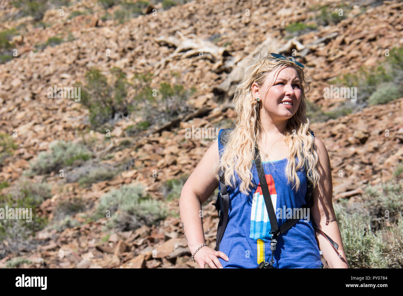 Femmina adulta guarda fuori nella distanza durante le escursioni in Sierra Nevada in un giorno caldo Foto Stock