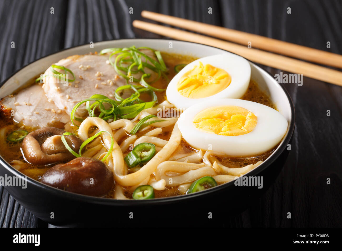 Tradizionale Giapponese del udon noodle soup con carne di maiale, uova  sode, i funghi e le cipolle verdi closeup in una ciotola sul tavolo  orizzontale Foto stock - Alamy