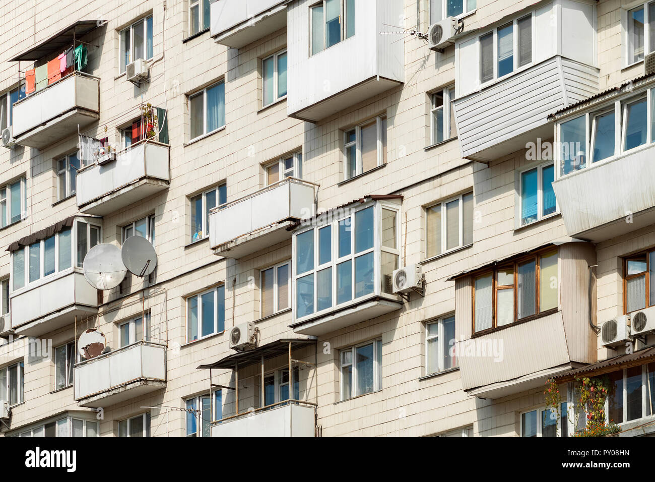 Il balcone di ogni camera di una moderna casa prefabbricata. A Kiev, Ucraina Foto Stock